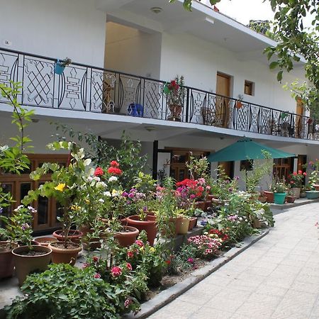 Travellers House Hotel Лех Екстериор снимка