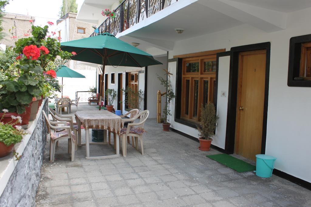 Travellers House Hotel Лех Екстериор снимка