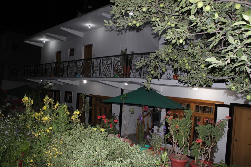 Travellers House Hotel Лех Екстериор снимка