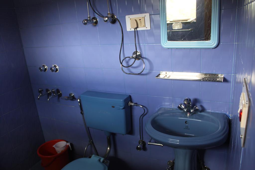 Travellers House Hotel Лех Екстериор снимка
