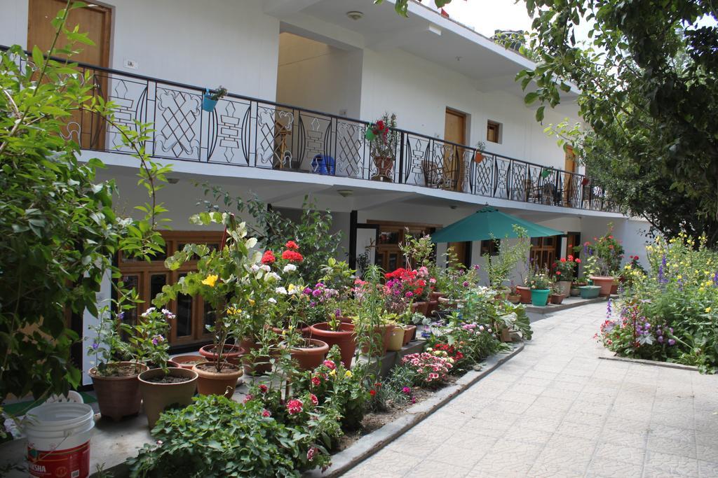 Travellers House Hotel Лех Екстериор снимка