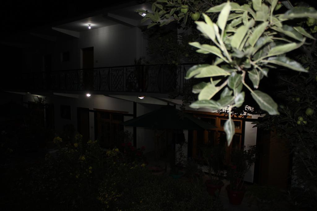 Travellers House Hotel Лех Екстериор снимка