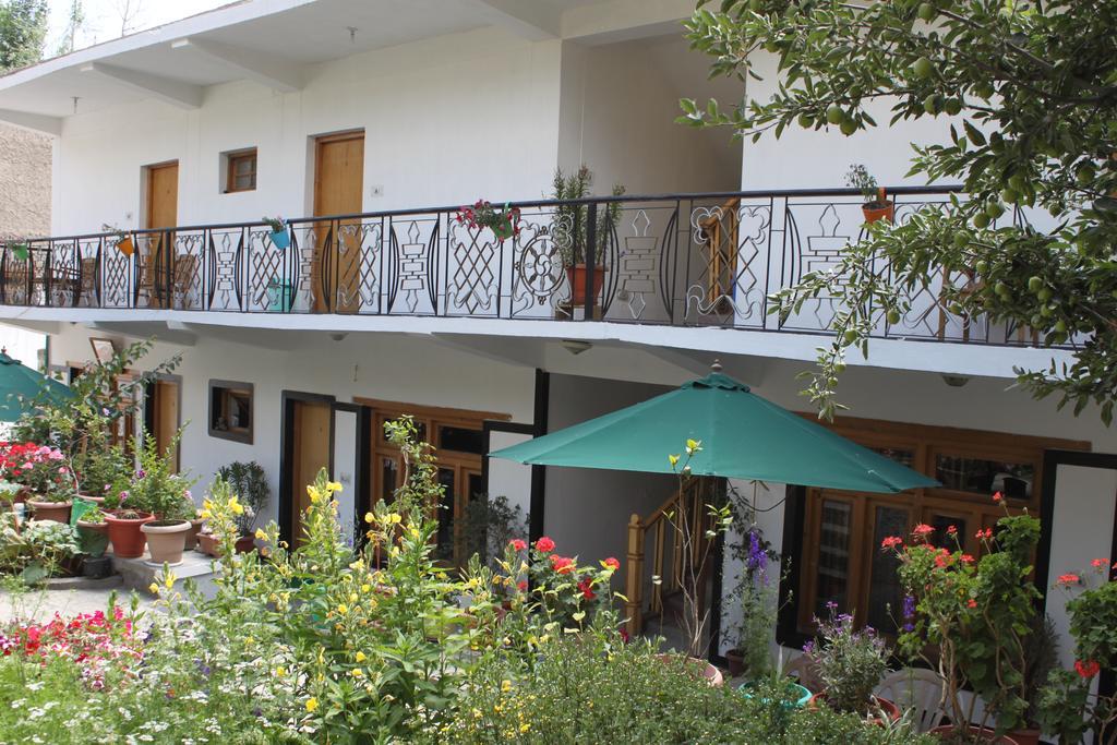 Travellers House Hotel Лех Екстериор снимка