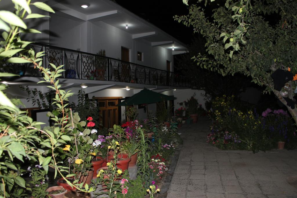 Travellers House Hotel Лех Екстериор снимка