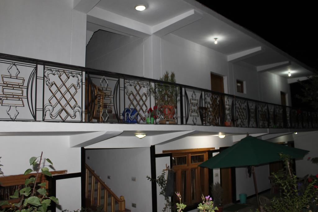 Travellers House Hotel Лех Екстериор снимка