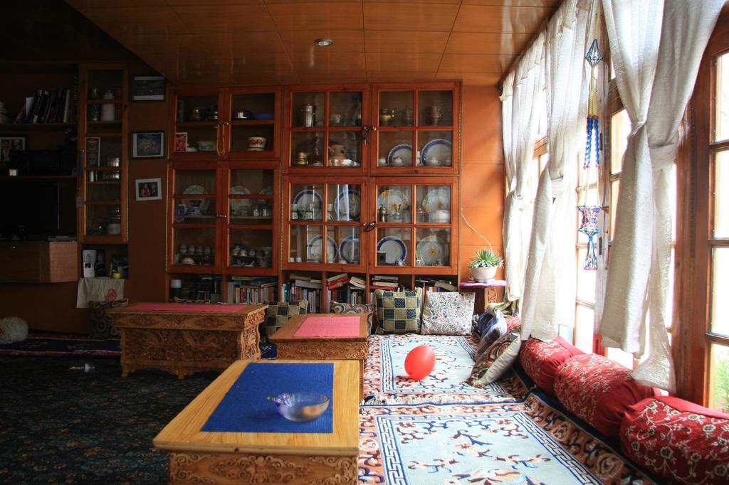 Travellers House Hotel Лех Екстериор снимка